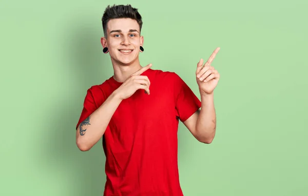 Jeune Garçon Caucasien Avec Dilatation Des Oreilles Portant Shirt Rouge — Photo