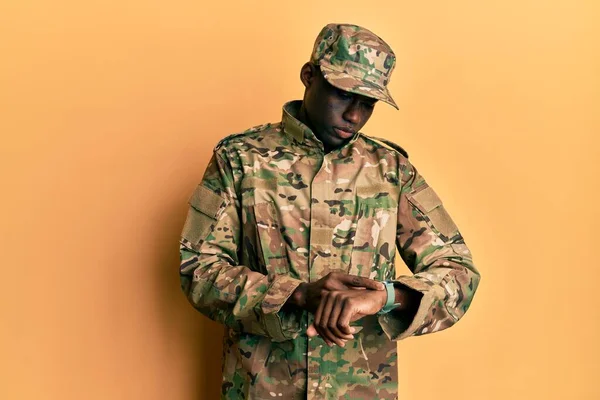Fiatal Afro Amerikai Férfi Katonai Egyenruhában Ellenőrzi Időt Karóra Nyugodt — Stock Fotó