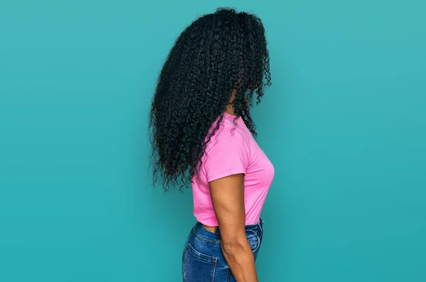 Medelålders Afrikansk Amerikansk Kvinna Bär Casual Kläder Som Vill Sida — Stockfoto