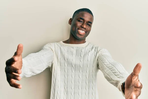 Ung Afrikansk Amerikansk Man Klädd Avslappnade Kläder Tittar Kameran Leende — Stockfoto