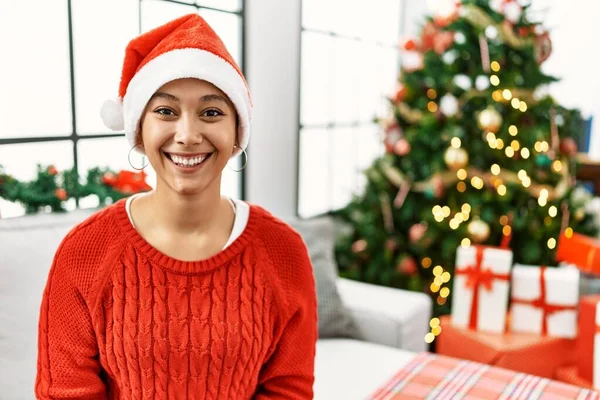 Νεαρή Ισπανίδα Κοντά Μαλλιά Που Φοράει Χριστουγεννιάτικο Καπέλο Κάθεται Στον — Φωτογραφία Αρχείου
