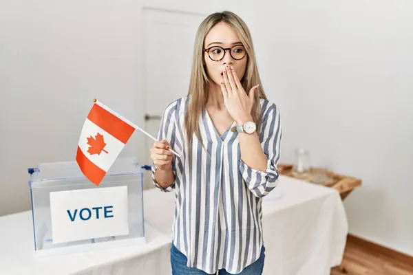 Mujer Joven Asiática Las Elecciones Campaña Política Con Bandera Canadá —  Fotos de Stock