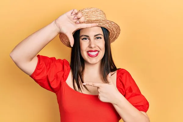 Νεαρή Ισπανίδα Που Φοράει Καλοκαιρινό Καπέλο Χαμογελώντας Κάνοντας Κορνίζα Χέρια — Φωτογραφία Αρχείου