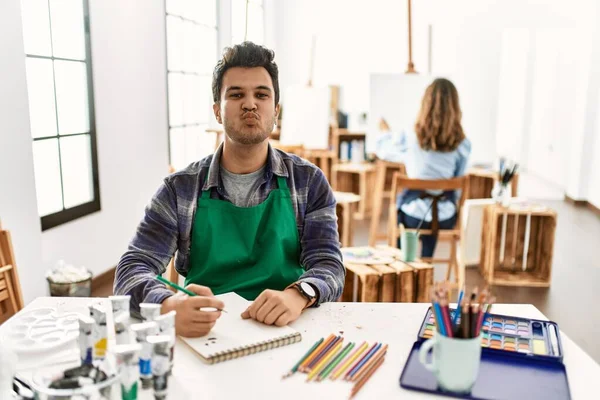 Joven Artista Hombre Estudio Arte Mirando Cámara Soplando Beso Aire — Foto de Stock
