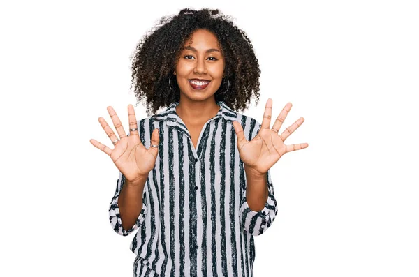 Jong Afrikaans Amerikaans Meisje Dragen Casual Kleding Tonen Wijzen Met — Stockfoto