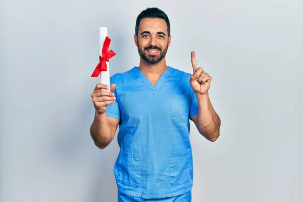 Bonito Homem Hispânico Com Barba Vestindo Uniforme Enfermeira Azul Masculino — Fotografia de Stock