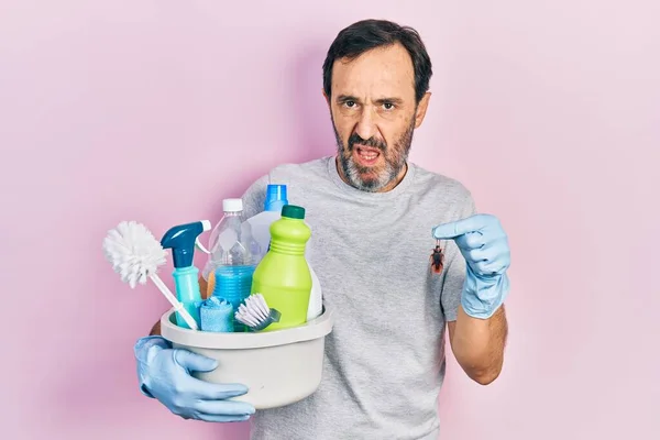 Homem Hispânico Meia Idade Segurando Produtos Limpeza Segurando Barata Sem — Fotografia de Stock