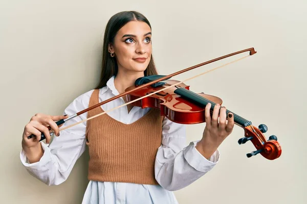 Linda Morena Jovem Tocando Violino Sorrindo Olhando Para Lado Olhando — Fotografia de Stock