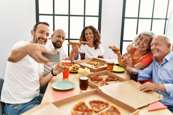 Grup Oameni Vârstă Mijlocie Zâmbind Fericit Mâncând Pizza Italiană Fac — Fotografie, imagine de stoc