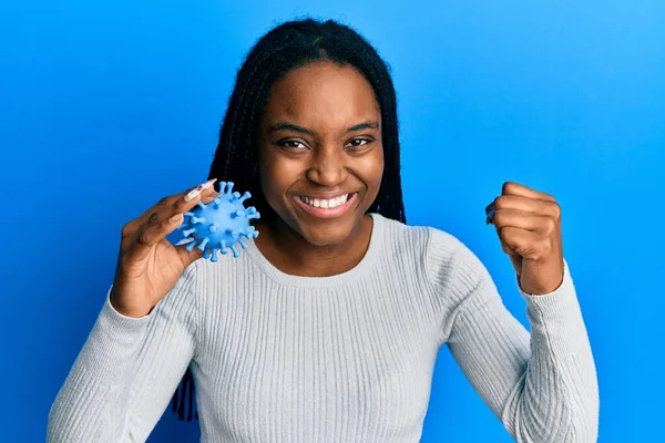 Africano Americano Mulher Com Trançado Cabelo Segurando Vírus Brinquedo Gritando — Fotografia de Stock