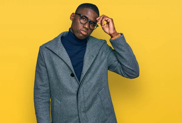 身穿商务服装和眼镜的年轻的非洲裔美国人担心和强调手头上的问题 紧张和对危机的焦虑 — 图库照片