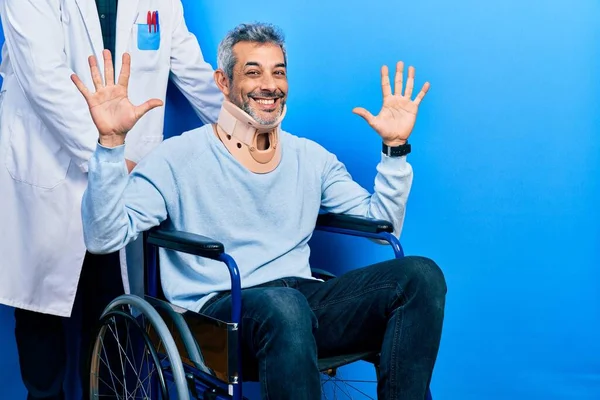 Bonito Homem Meia Idade Com Cabelos Grisalhos Cadeira Rodas Usando — Fotografia de Stock