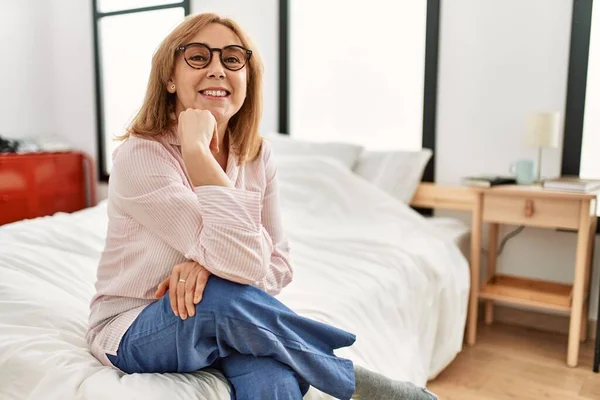 Middle Age Blonde Woman Smiling Happy Relaxed Sitting Bed Home — Stock Photo, Image