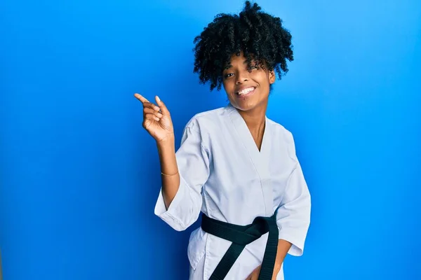 Afro Amerikaanse Vrouw Met Afrohaar Met Karate Kimono Zwarte Riem — Stockfoto