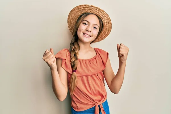 美しいブルネットの女の子は誇りに思って叫んで夏の帽子を身に着けています 勝利を祝い 成功は非常に腕を上げ興奮 — ストック写真