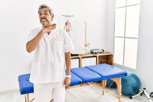 Hispanischer Therapeut Mittleren Alters Der Einer Schmerzklinik Arbeitet Schneidet Mit — Stockfoto