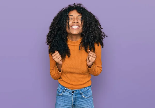 Jovem Afro Americana Vestindo Roupas Casuais Muito Feliz Animado Fazendo — Fotografia de Stock