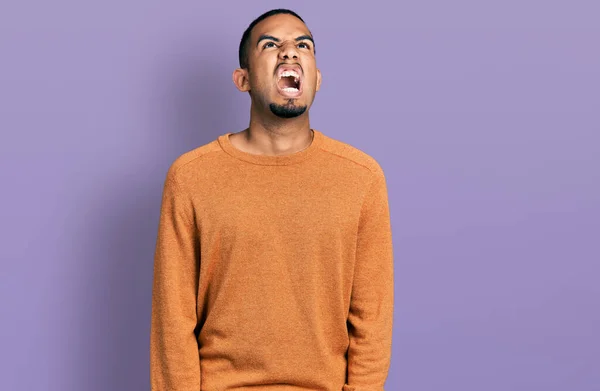 Jovem Afro Americano Vestindo Roupas Casuais Irritado Louco Gritando Frustrado — Fotografia de Stock