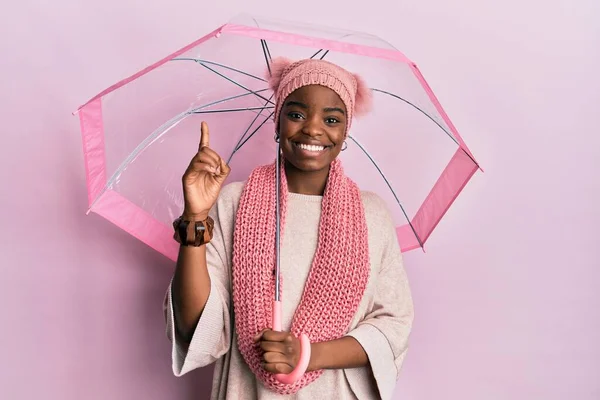 Mladá Africká Americká Žena Drží Deštník Úsměvem Šťastný Ukazující Rukou — Stock fotografie