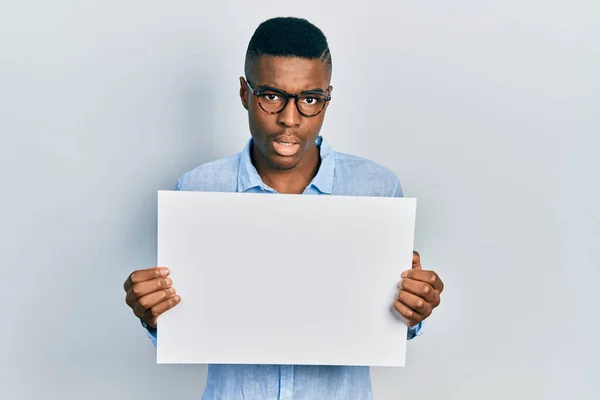 Νεαρός Αφροαμερικάνος Που Φορούσε Γυαλιά Κρατώντας Ένα Κενό Πανό Στο — Φωτογραφία Αρχείου