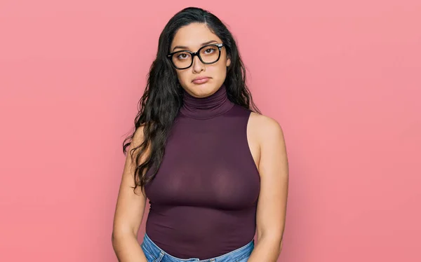 Mujer Joven Morena Que Usa Ropa Casual Gafas Deprimidas Preocupan —  Fotos de Stock