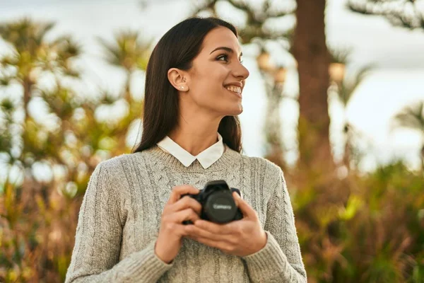 Wanita Muda Hispanik Tersenyum Bahagia Menggunakan Kamera Kota — Stok Foto