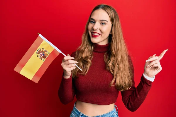 Ung Blond Kvinna Håller Spanien Flagga Ler Glad Pekar Med — Stockfoto