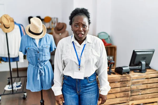 Junge Afrikanerin Die Als Managerin Einer Einzelhandelsboutique Arbeitet Verängstigt Und — Stockfoto