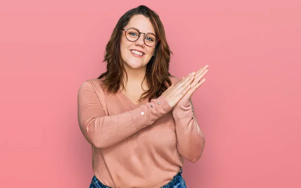 Young Size Woman Wearing Casual Clothes Glasses Clapping Applauding Happy — Stock Photo, Image