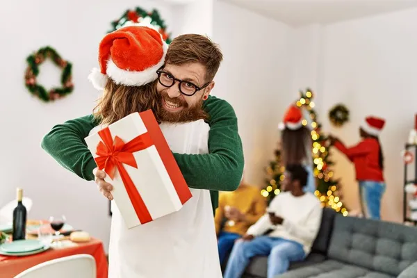 Gruppo Giovani All Incontro Natale Coppia Possesso Dono Abbracci Casa — Foto Stock