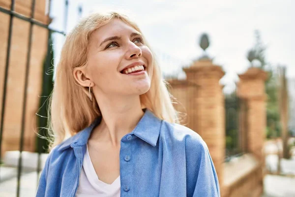 Mooie Blonde Jonge Vrouw Glimlachen Gelukkig Buiten Een Zonnige Dag — Stockfoto