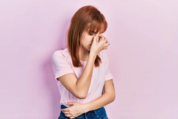 Rossa Giovane Donna Che Indossa Casual Shirt Rosa Stanco Sfregamento — Foto Stock