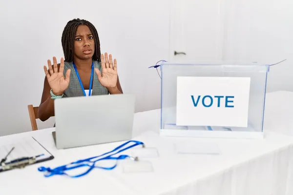 Νεαρή Αφροαμερικάνα Που Εργάζεται Στις Πολιτικές Εκλογές Κάθεται Ψηφοδέλτιο Και — Φωτογραφία Αρχείου