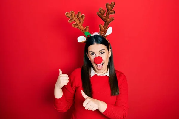 Jeune Femme Hispanique Portant Chapeau Noël Cerf Nez Rouge Pointant — Photo