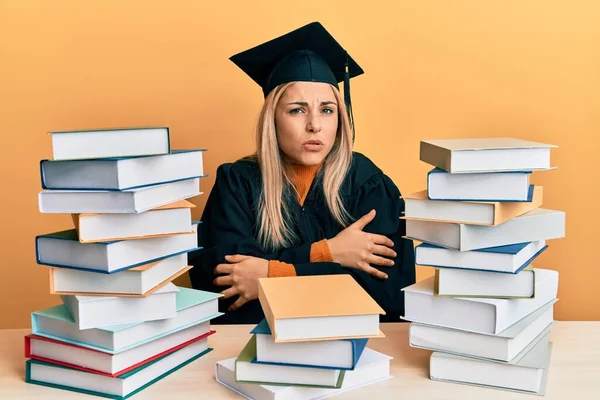 Joven Mujer Caucásica Vestida Con Bata Ceremonia Graduación Sentada Mesa —  Fotos de Stock