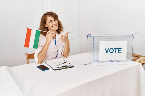 Vacker Kaukasiska Kvinna Politisk Kampanj Val Som Håller Hungriga Flaggan — Stockfoto