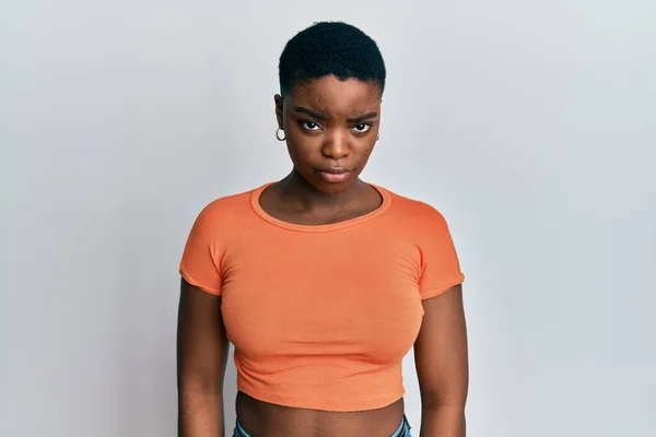 Jonge Afro Amerikaanse Vrouw Draagt Casual Oranje Shirt Sceptisch Nerveus — Stockfoto