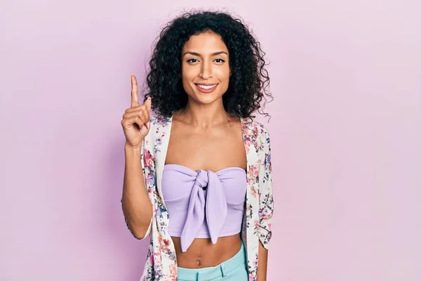 Gündelik Kıyafetler Giyen Genç Latin Kız Başarılı Bir Fikirle Işaret — Stok fotoğraf