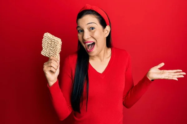 Jonge Latijnse Vrouw Met Ongekookte Noedels Vieren Prestatie Met Een — Stockfoto