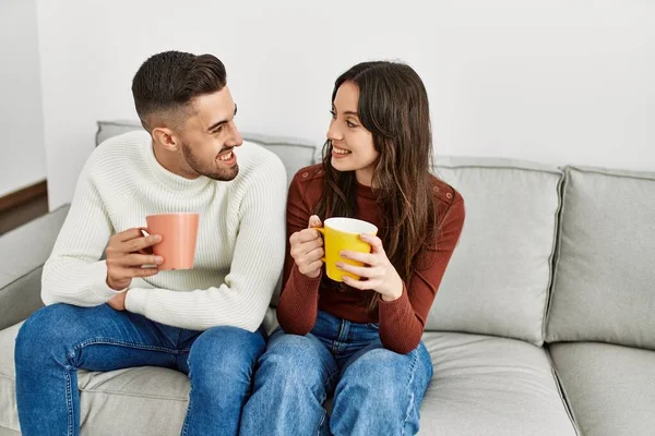 Jong Latino Paar Drinken Koffie Zitten Bank Thuis — Stockfoto