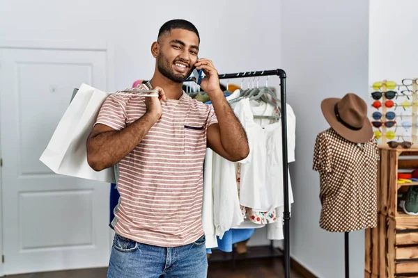 Jovem Árabe Homem Falando Smartphone Segurando Sacos Compras Loja Roupas — Fotografia de Stock