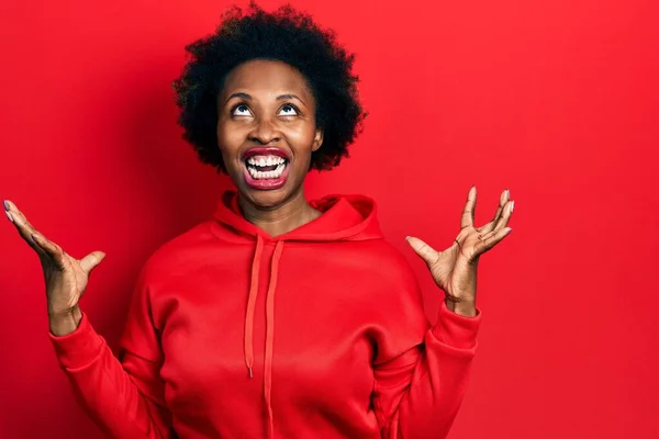 Fiatal Afro Amerikai Alkalmi Pulóverben Őrült Őrült Kiabálás Kiabálás Agresszív — Stock Fotó