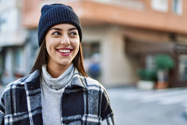 Jonge Spaanse Vrouw Glimlachend Gelukkig Staande Stad — Stockfoto