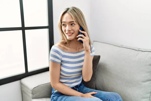 Ung Kinesisk Kvinna Ler Säker Talar Smartphone Hemma — Stockfoto