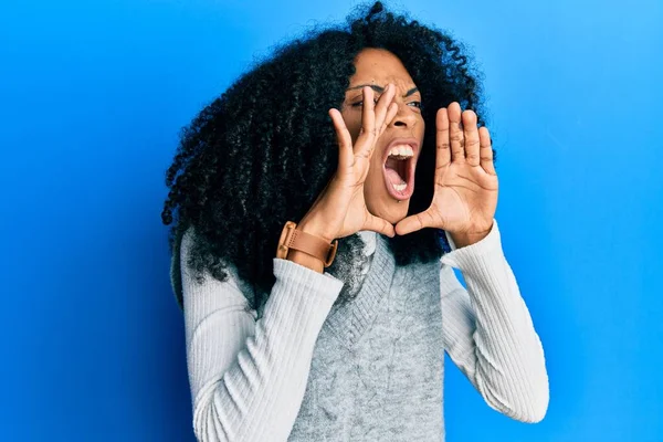 Afroamerykanka Afro Włosy Noszące Swobodny Sweter Zimowy Krzyczy Wściekły Głośno — Zdjęcie stockowe