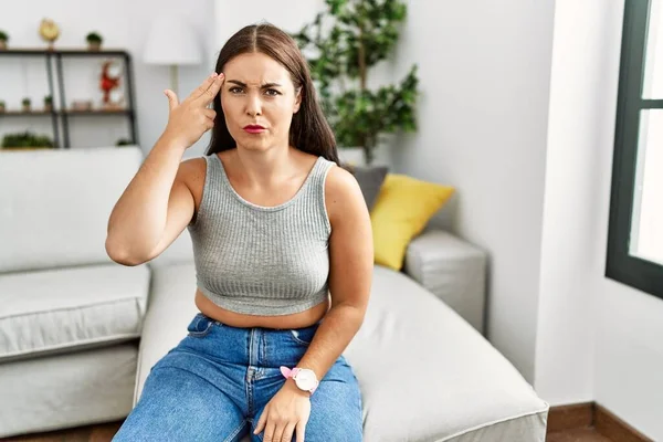 Young Brunette Woman Sitting Sofa Home Shooting Killing Oneself Pointing — Stock Photo, Image