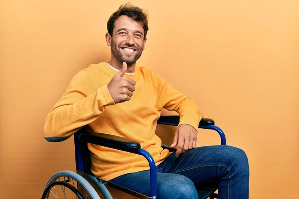 Homem Bonito Com Barba Sentado Cadeira Rodas Fazendo Polegares Felizes — Fotografia de Stock