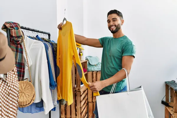 Νεαρός Αραβικός Άνθρωπος Πελάτης Χαμογελά Αυτοπεποίθηση Ψώνια Στο Κατάστημα Ρούχων — Φωτογραφία Αρχείου