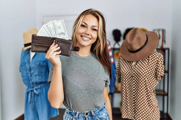 Junge Kaukasische Kundin Lächelt Glücklich Und Hält Lederhandtasche Mit Dollars — Stockfoto