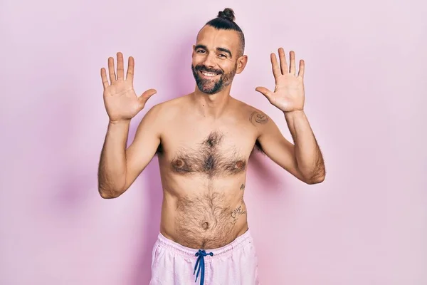 Junger Hispanischer Mann Ohne Hemd Badeanzug Zeigt Und Zeigt Mit — Stockfoto